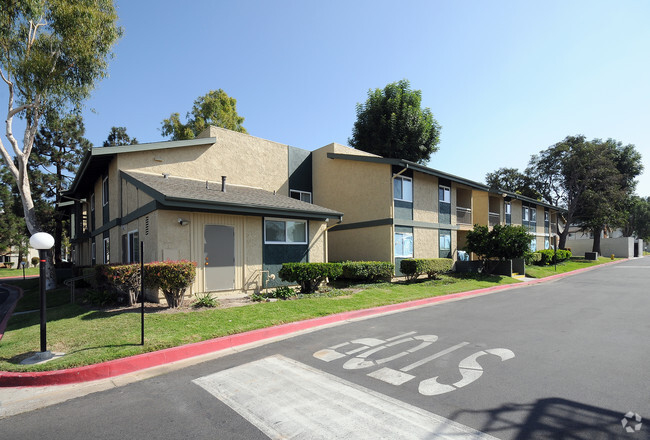 Building Photo - Huntington Villa Yorba Apartments