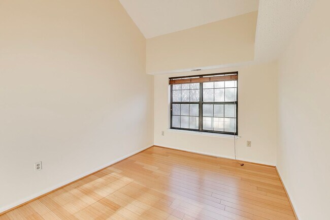 Building Photo - Top Floor 1-2 bed w/ a loft [ can be a 2nd BEDROOM] plus  1.5 Baths and SECURE GARAGE SPACE