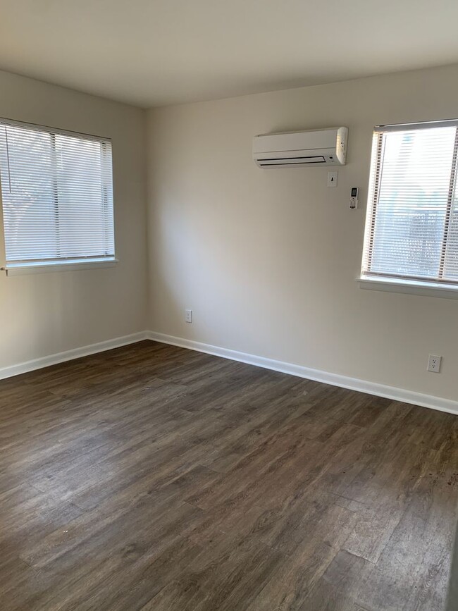 Building Photo - Renovated 1st Floor 1 Bedroom, 1 Bath Cond...