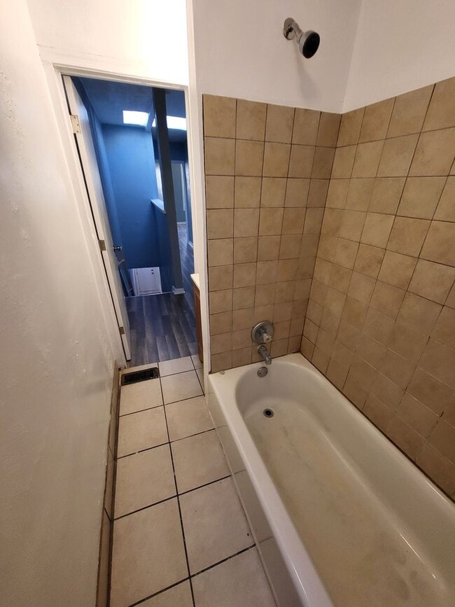 Building Photo - 3Br/1Ba Townhouse