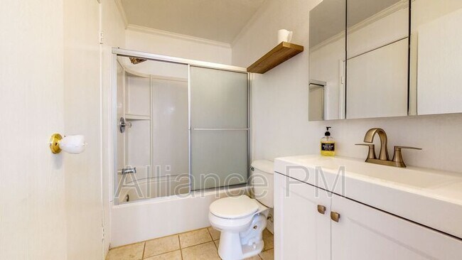 Building Photo - 221 College View Dr