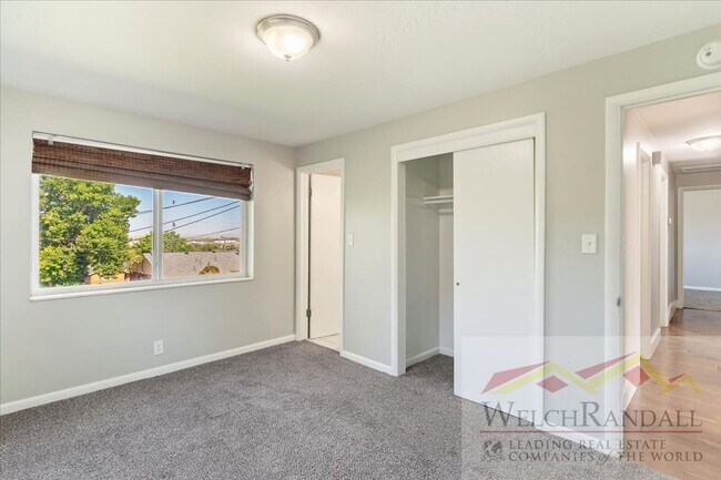 Building Photo - Your Modern, Spacious Retreat Close to Dow...