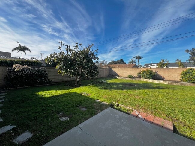 Building Photo - Spacious 4-bedroom, 2.5-bath Home Fountain Valley