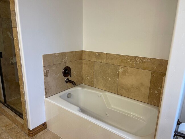 Building Photo - Gorgeous home in Orem