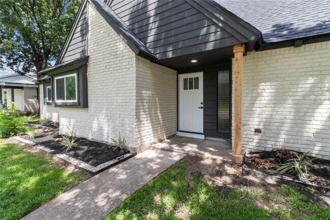 Building Photo - 702 Cedar Ln