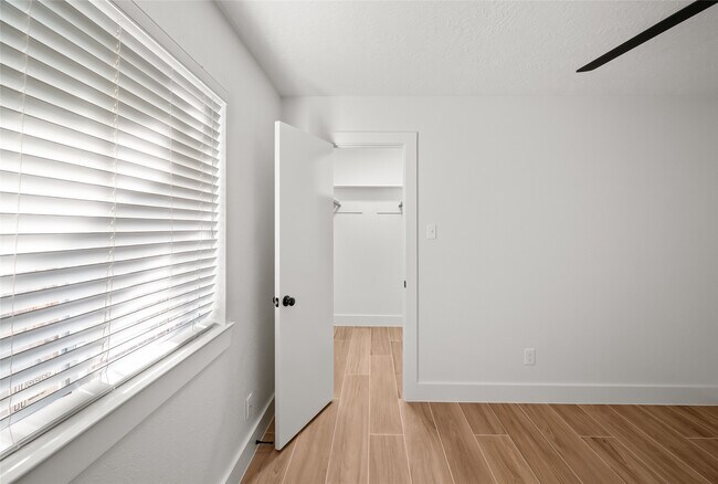 Building Photo - 303 Knoll Forest Dr