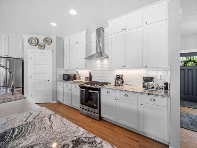 Building Photo - Fully Furnished Luxury 3-Bed, 2-Bath Home ...