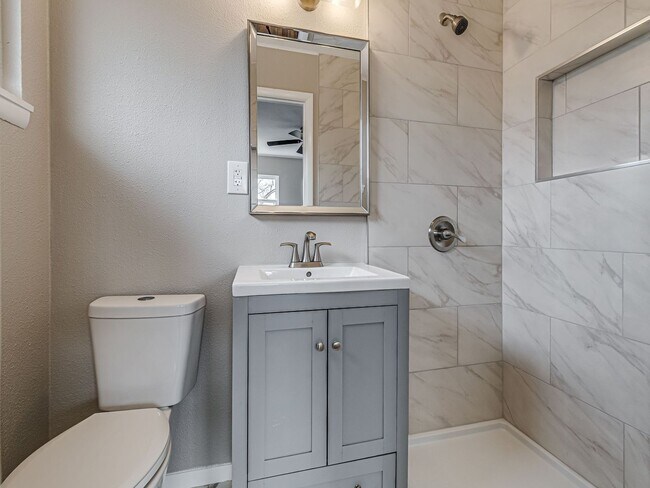 Building Photo - Newly remodeled home