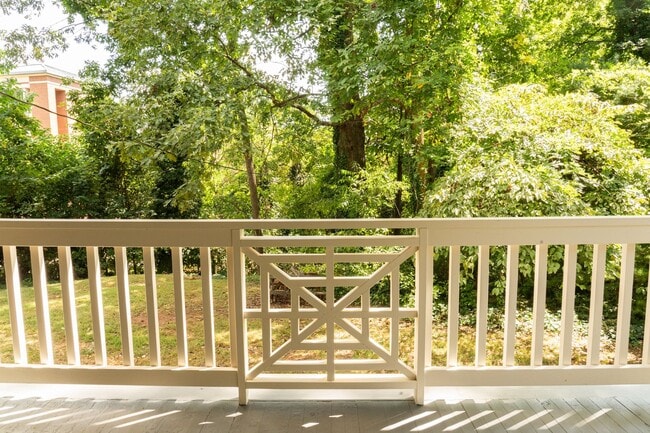 Building Photo - Large 4 Bedroom Home On Oakhurst Circle