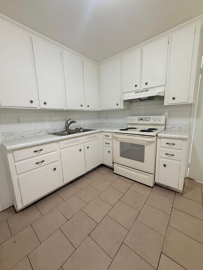 Building Photo - FOR RENT – 4 BEDROOM HOME AVAILABLE NOW