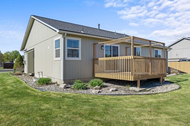 Building Photo - Colbert WA Rancher with Full basement for RENT!