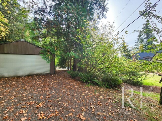 Building Photo - Waterfront Tudor | Private, Vintage Charm with Casita