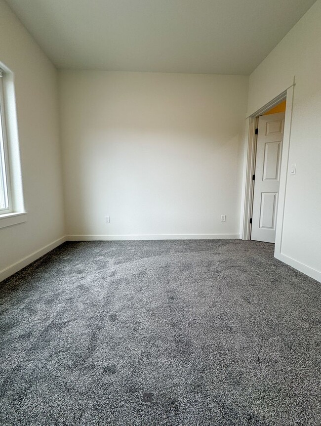 Building Photo - BRAND NEW Pet Friendly 1 bed/ 1 bath apart...