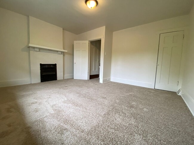 Building Photo - Charming Three Bedroom Townhouse in Squirr...