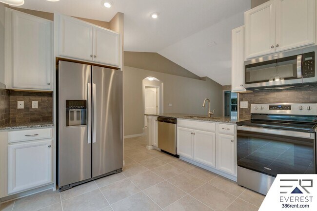 Building Photo - FULLY FENCED 4/3/2 IN DESIRABLE SEMINOLE WOODS