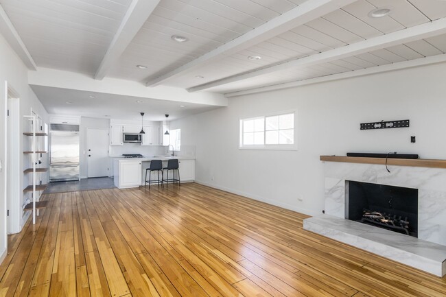 Building Photo - Incredible remodeled south of the boulevar...