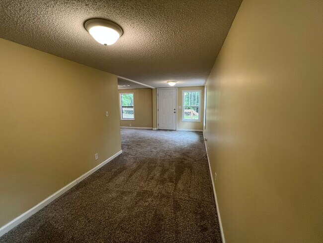 Building Photo - 102 Stillwater Dr