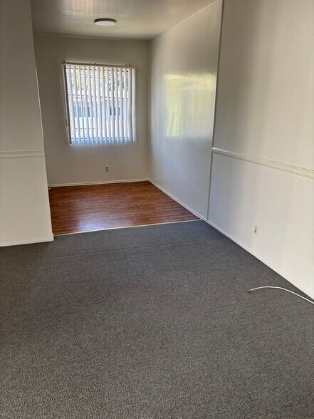 Building Photo - 975 S Barrington Ave