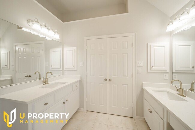 Building Photo - Dont Miss this pretty home in Plano!