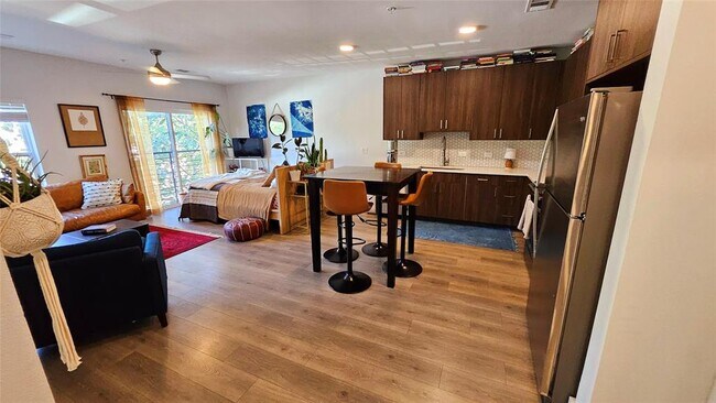 Building Photo - 2213 Poquito St