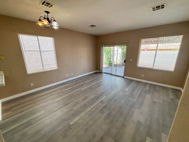 Building Photo - Beautiful 3Bed/2Bath/2Car residence located in Sunrise Manor / Winterwood area