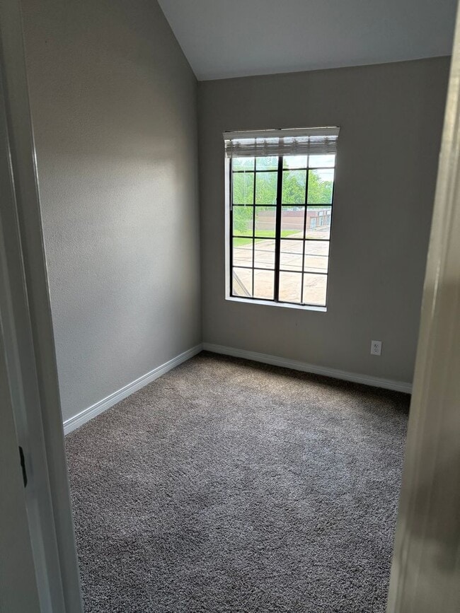 Building Photo - Newly Remodeled 1 Bedroom 1 Bathroom