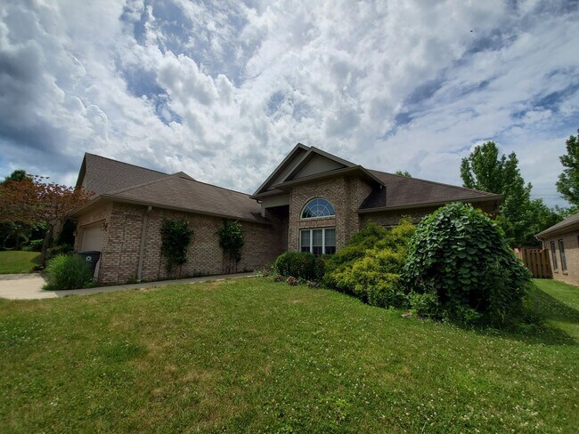 Building Photo - Beautiful Home in Saint James Woods