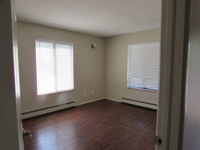 Building Photo - Cozy 2 Bed 1 Bath Lakeside Drive Condo- APPLICATION PENDING