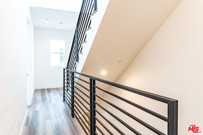 Building Photo - 525 Normandie Ave