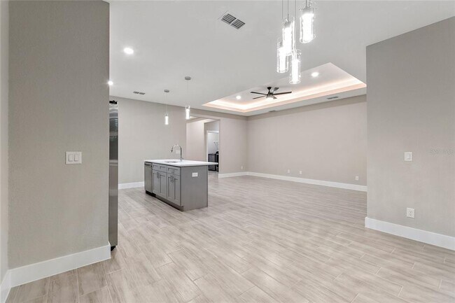 Building Photo - 330 Royal Palm Wy
