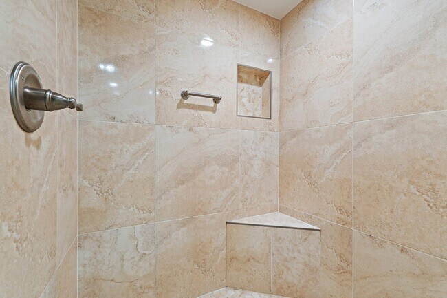 Building Photo - 413 Brackenwood Ln S