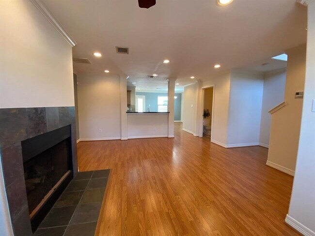 Building Photo - Beautifully maintained 3-bedroom, 3.5-bath townhome