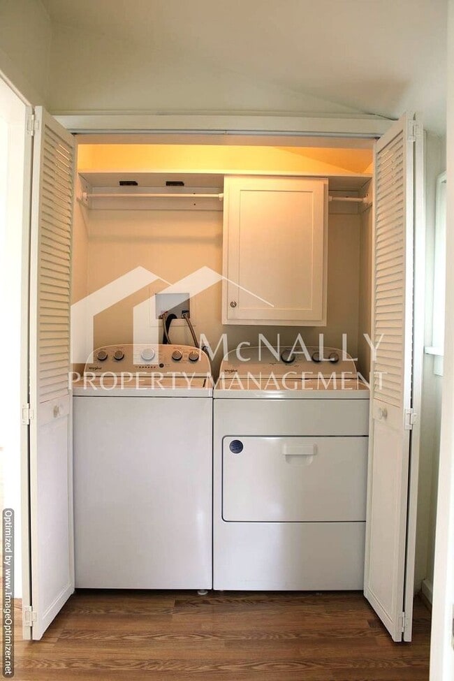 Building Photo - Bright 2 Bedroom 1 Bath Craftsman in Desir...