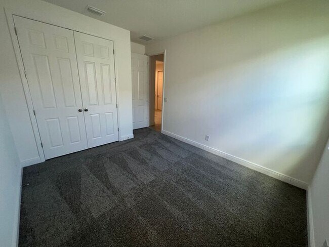 Building Photo - Nearly New 4 bedroom 2.5 bath St. Cloud home features SOLAR PANELS, Stainless Appliances, and Qua...