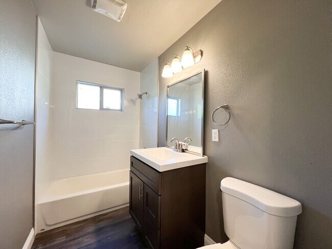 Building Photo - Remodeled 1 Bed, 1 Bath Apt Near McKinley Park