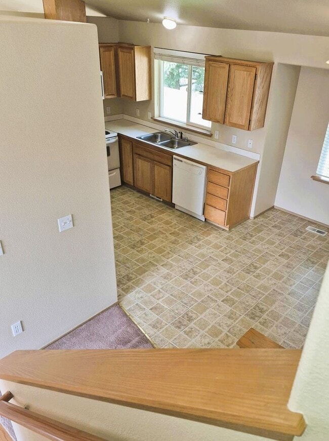 Building Photo - Spacious 3BD/2.5BA in Puyallup | 2-Car Garage + Private Fenced Yard