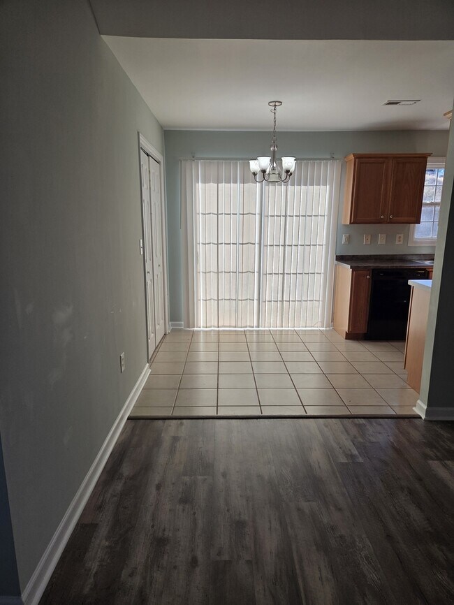 Building Photo - Charming 3 Bedroom/2 Bath