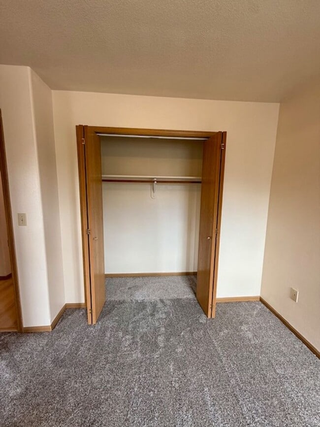 Building Photo - Charming 3 Bed, 1.5 Bath Unit in the Heart...
