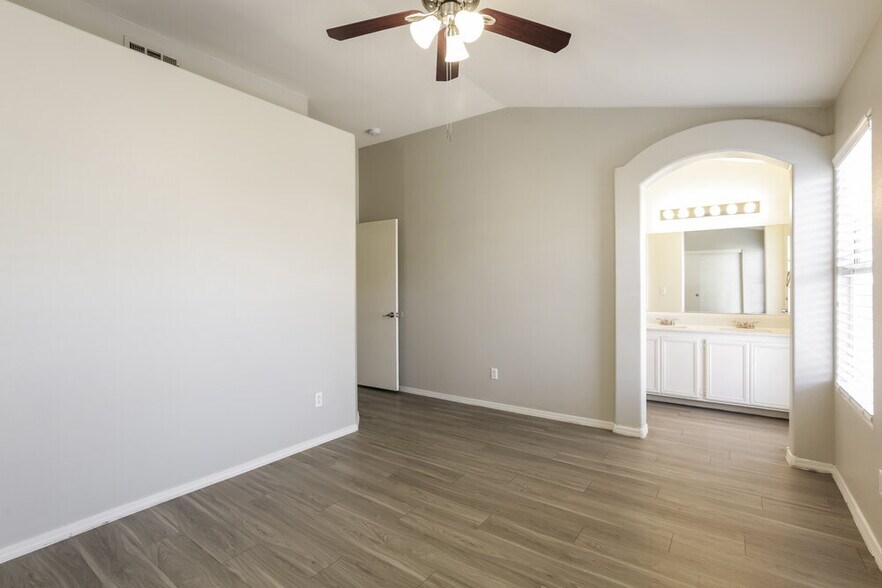 Building Photo - 207 Mariposa Way