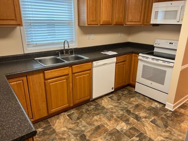 Building Photo - Maryville 37803 - Upstairs only -  4 & 1.5...