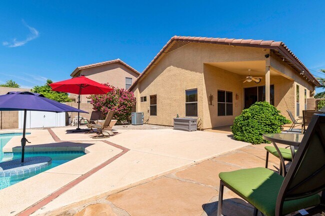 Building Photo - Gorgeous fully furnished home in Gilbert w...