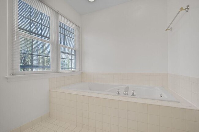 Building Photo - 655 Lancaster St