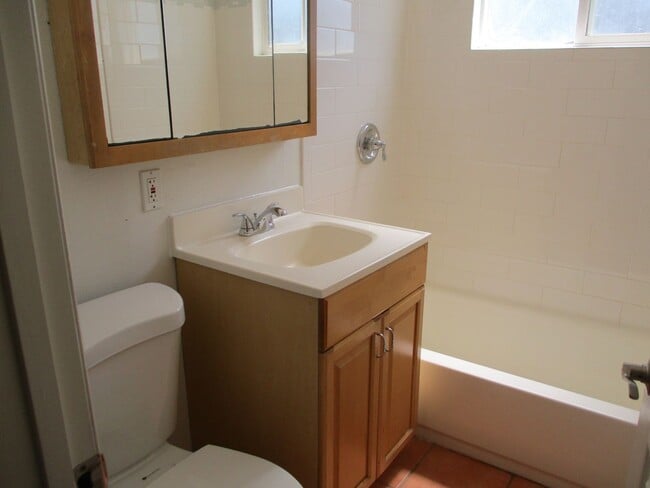 Building Photo - Classic & clean 3 bedroom 1.5 bath 1 story home