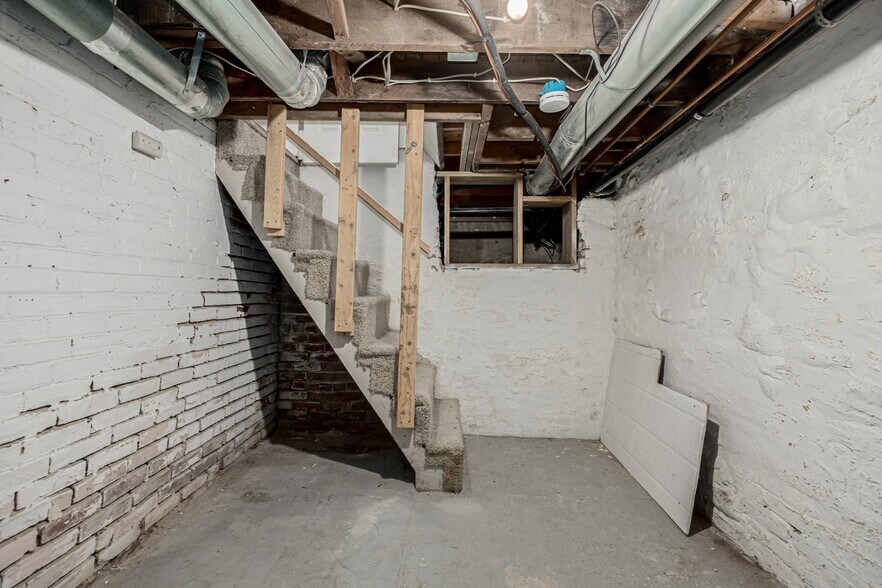 Building Photo - 2482 W Argyle Pl