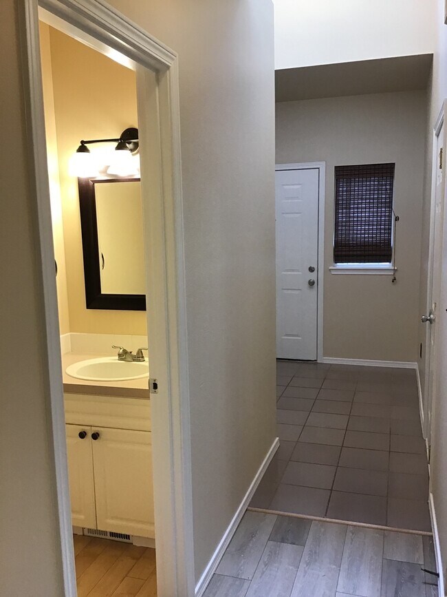 Building Photo - 2 Bed 2.5 Bath Townhouse with Lake access