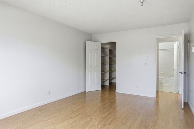 Building Photo - Gated Madonna Vista Community!