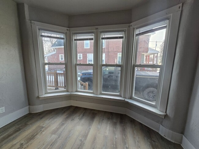 Building Photo - VIDEOTOUR: Refurbished! Large 2-story Charmer. Big Yard! PETS WELCOME