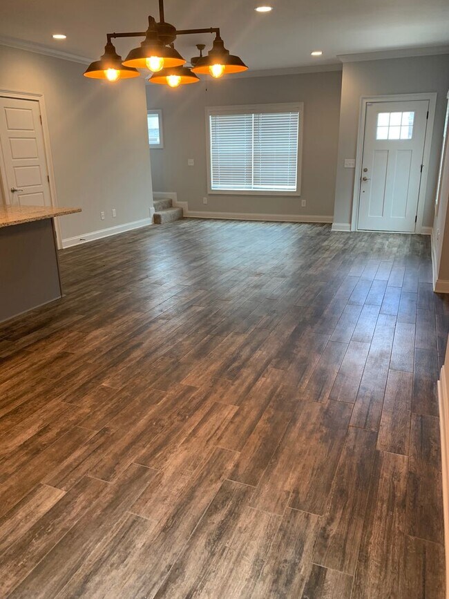 Building Photo - College Oaks