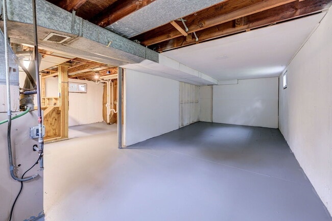 Building Photo - 212 Lakeside Dr