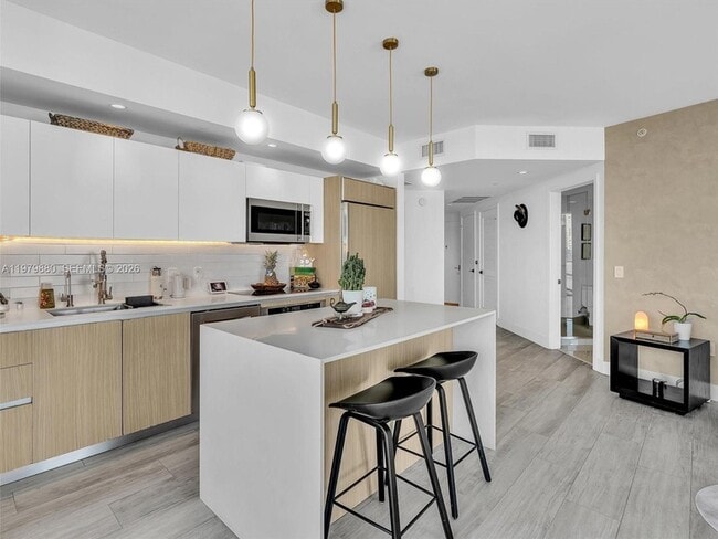 Building Photo - 121 NE 34th St